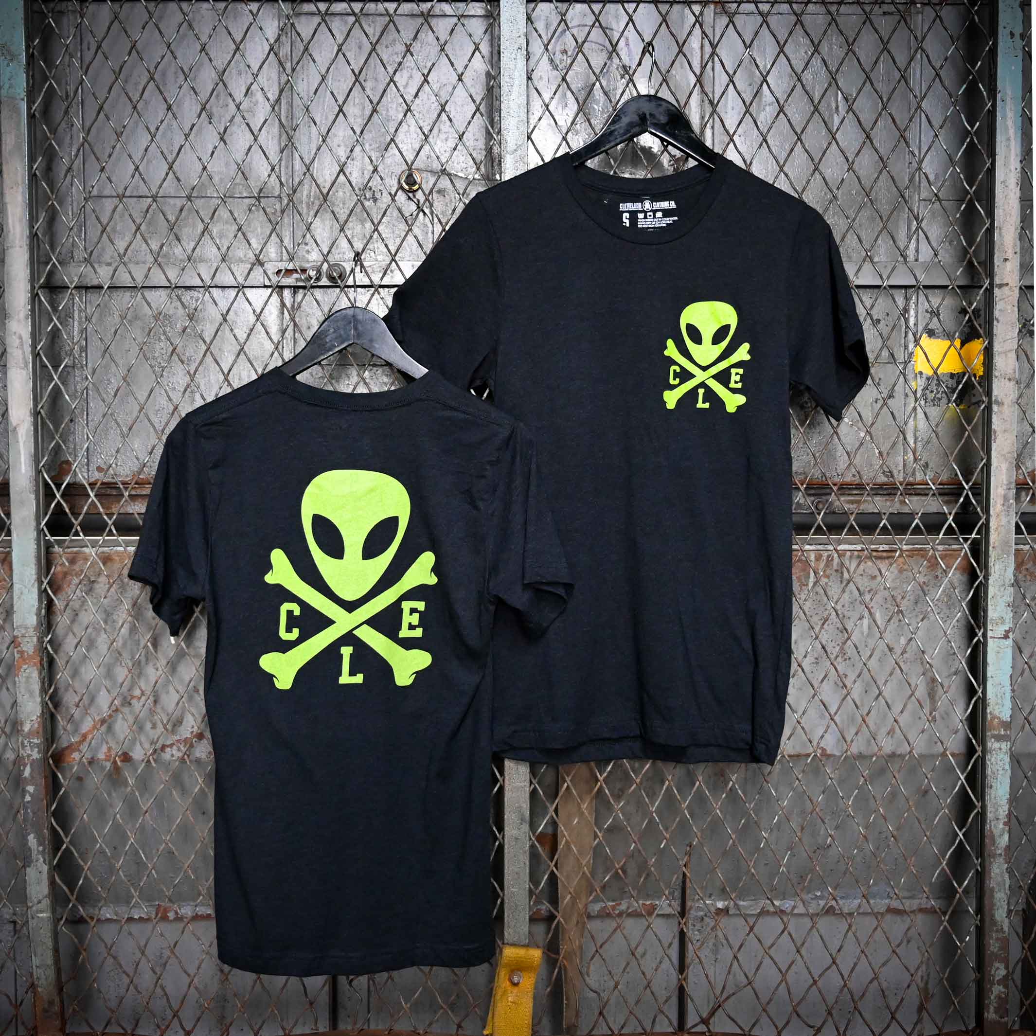 CLE Logo Alien Mens/Unisex Crew T-Shirt - Glow In The Dark - Image 2